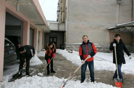 華能集團積極組織志愿者開展掃雪活動